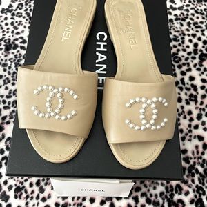 Authentic Chanel mules shoes , 38 , lambskin Beige